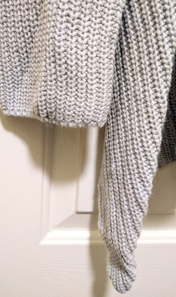 ✨ HOST PICK ✨ Open-Back, Twist Sweater - Picture 10 of 16